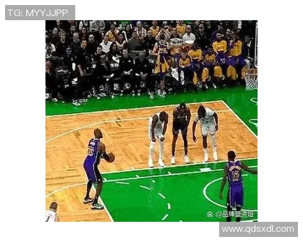 詹姆斯在热火对凯尔特人比赛中精彩扣篮震撼全场